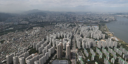 서울 송파구 롯데월드타워 전망대 서울스카이에서 바라본 서울 송파구, 강남구 아파트 단지 모습. <연합뉴스>